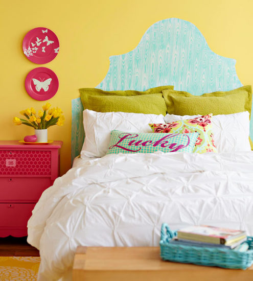dormitor galben cu pat cu tablie din tapet