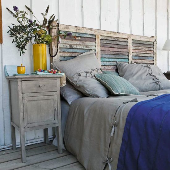 dormitor rustic cu tablie de pat din oblon