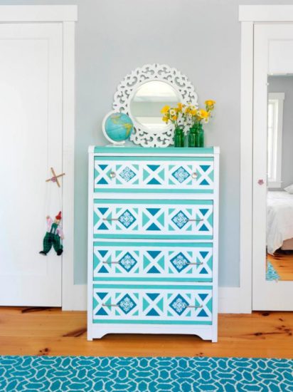 Dulap albastru decorat cu forme geometrice