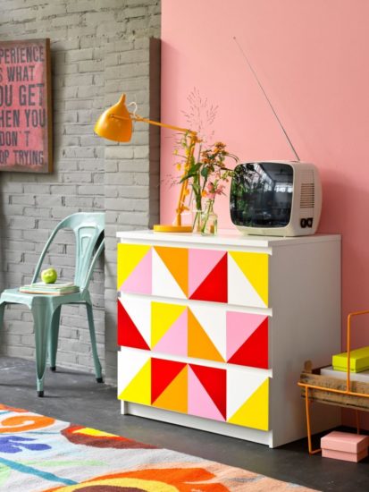 Dulap colorat decorat cu forme geometrice