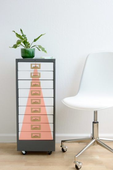 Dulap decorat cu forme geometrice