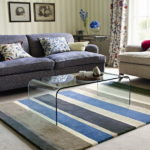 Covor lana pentru sufragerie in dungi gri, albe, bej si albastre