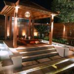 Decor exotic cu foisor de gradina luminat
