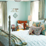 Dormitor amenajat cu bleu si corp de iluminat cu sticla si fier
