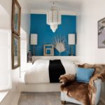 Dormitor ingust cu perete de accent albastru paun