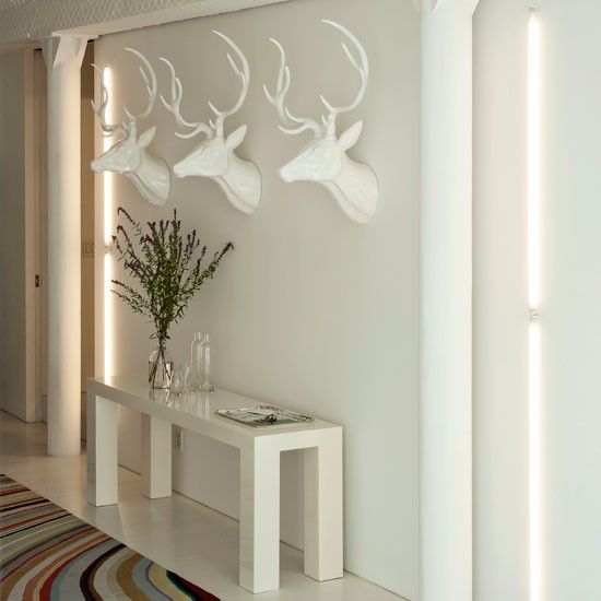 Masa consola alba si capete de cerb artificiale ca si cuiere