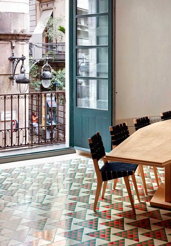 Pardoseala din placi decorative de ciment in bucatarie retro