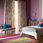 Pereti violet si covor de lana cudungi colorate decor modern de dormitor