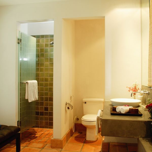 cabina de dus fara cadita cu gresie rustica roscata