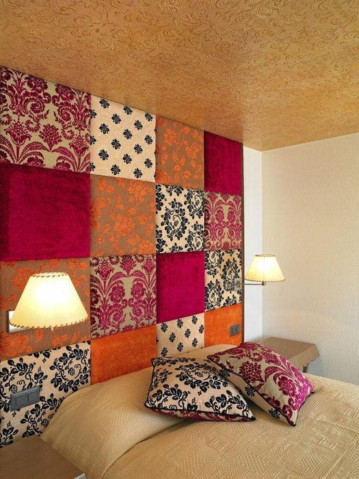 Perete de accent in dormitor tapitat cu bucati de material textil