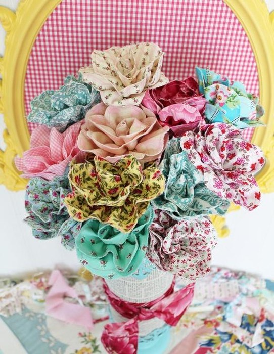 Vaza cu flori din material aranjament patchwork