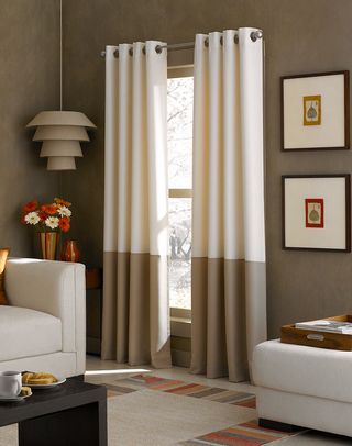 accesorizarea peretilor cu tablouri mari cu rame negre
