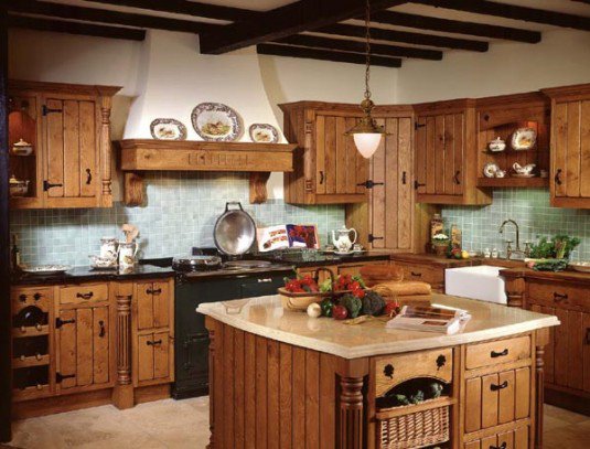 bucatarie cu grinzi de lemn, hota mare rustica si elemente vintage