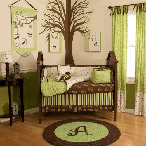 desene pe pereti si decor in verde si maro