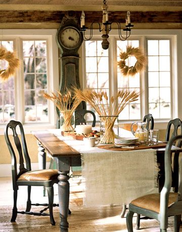 design rustic intr-o zona de dining cu grinzi pe tavan