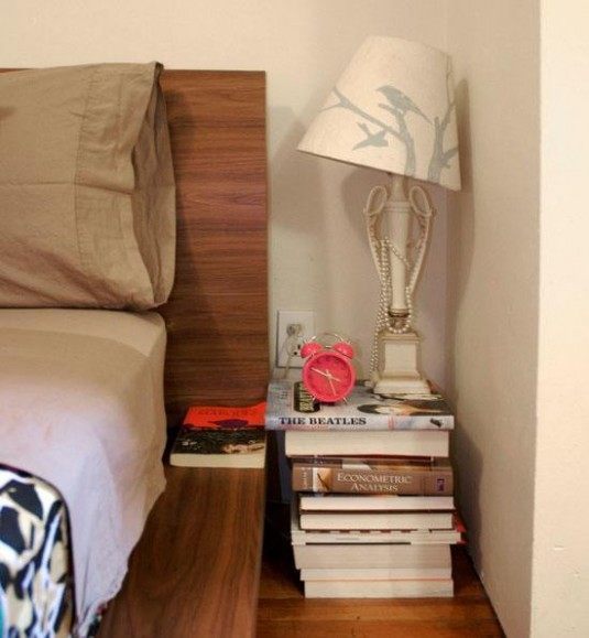 foloseste cartile pentru a crea o noptiera intr-un timp scurt