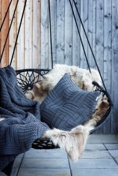 leagan cu pernute decorative din textile si imitatie de blana