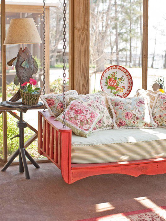 lemn colorat si pernute decorative cu imprimeu floral