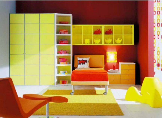 mobilier galben in conbinatie cu portocaliu si rosu