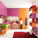 mobilier roz si portocaliu cu rafturi etajate