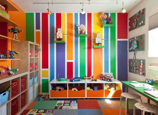 perete decorativ cu tapet in imprimeuri liniare colorate