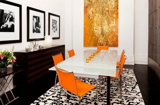 tablou mare intr-o zona de dining cu scaune portocalii