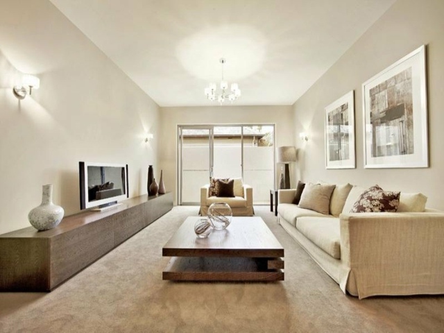 Mobilier maro si canapea crem pentru living lung si ingust