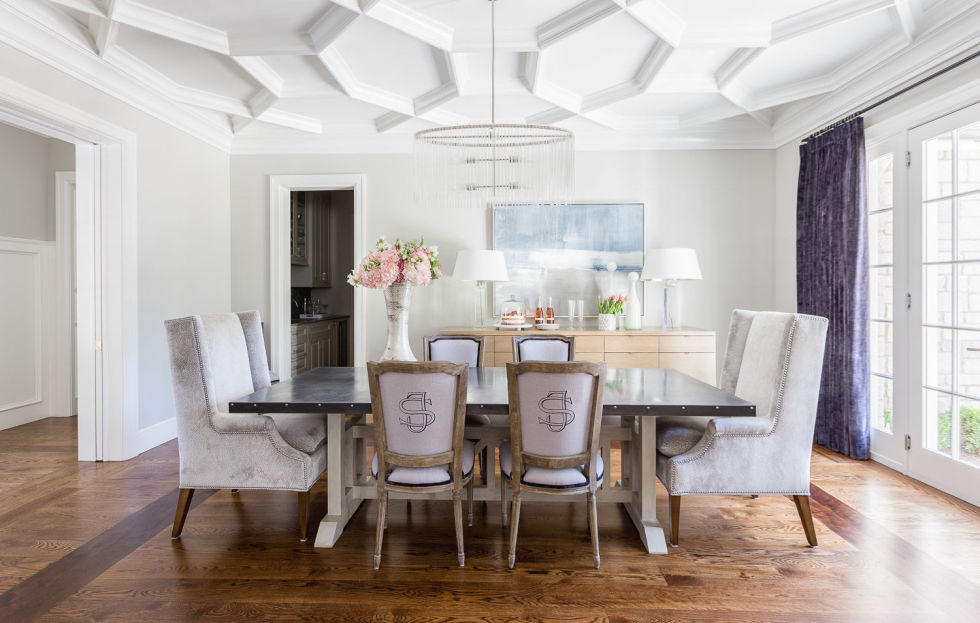 dinning-room modern luminos parchet maro mobilier alb cu maro