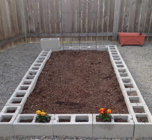 Pat pentru legume construit in curte betonata