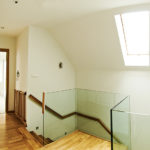 Casa scarii cu balustrada de sticla