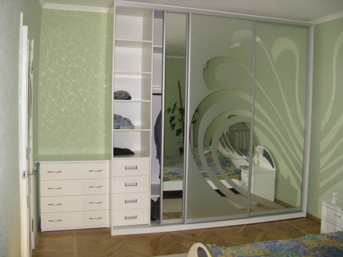 Dressing pentru dormitor cu usi cu oglinda