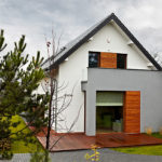 Fatada casa cu terasa de lemn