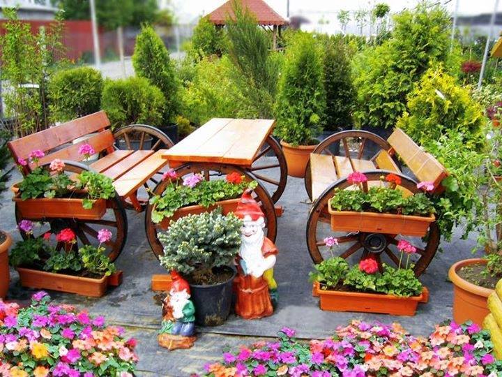 Banci si masa cu suport flori pentru gradina