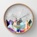 Ceas decorat cu forme geometrice
