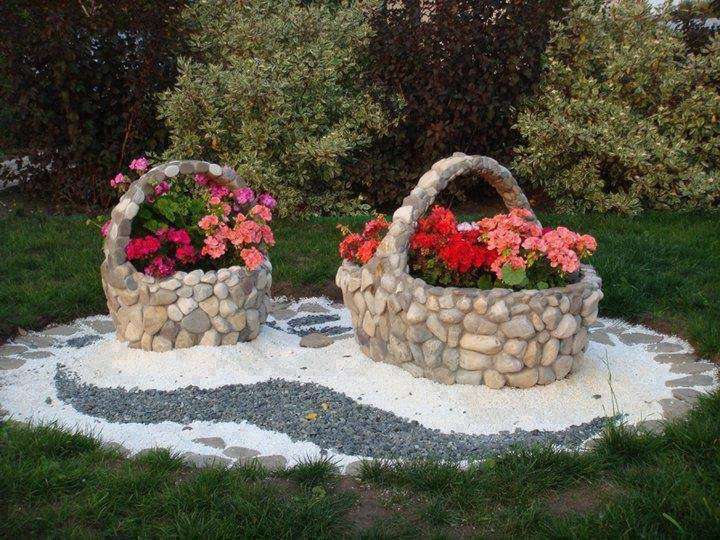 Cosuri de flori din piatra