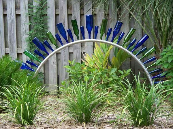 Decor gradina din sticle si metal