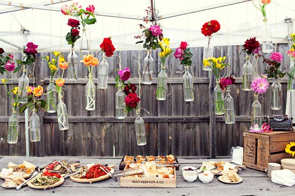 Decor romantic cu sticle si flori