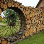 Gard decorativ din lemne de foc