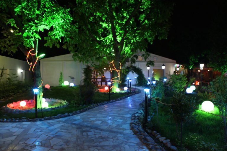 Lumini colorate gradina