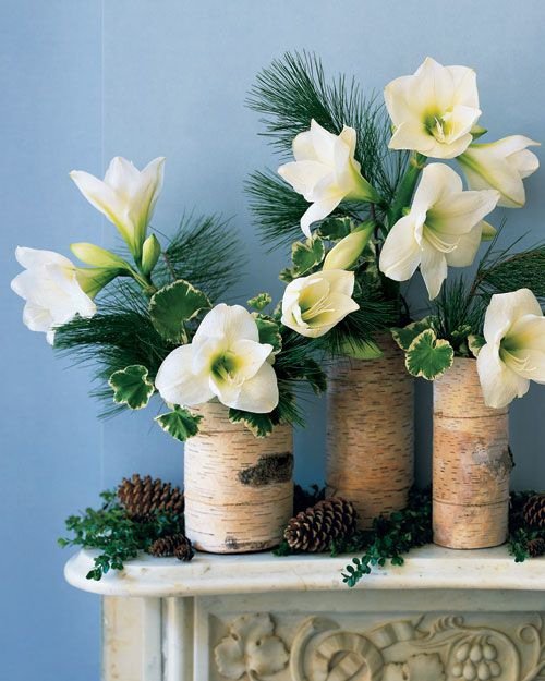 Vaze flori albe din trunchiuri de copaci