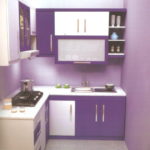Bucatarie mica cu mobilier alb-violet